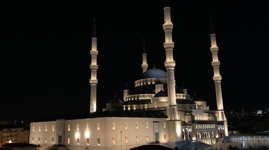  Ülke genelindeki camilerde sela okundu