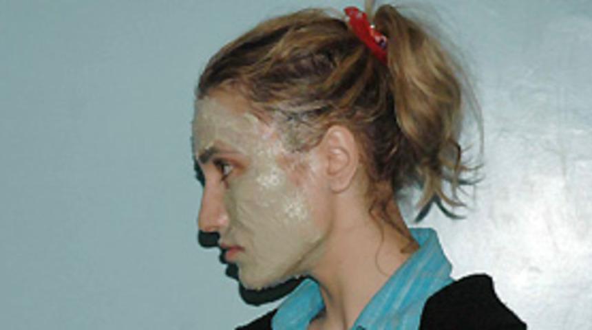 Eşinin y&uuml;z&uuml;ne kezzap attırdı mı?