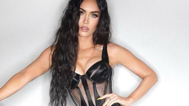 Megan Fox ağaç üzerinden öyle pozlar paylaştı ki... Nişanlısı dayanamayıp...