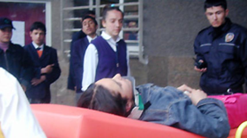 Kafasına top &ccedil;arpan &ouml;ğrenci yaralandı