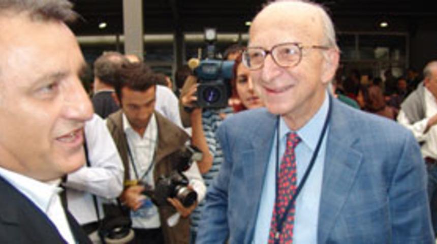 Erdal İn&ouml;n&uuml;'ye yumurta ve domates