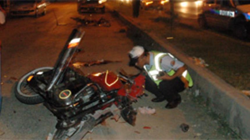 Motosikletiyle minib&uuml;s&uuml;n altına girdi