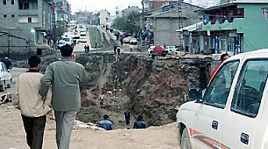 Şemdinli ikiye b&ouml;l&uuml;nd&uuml;