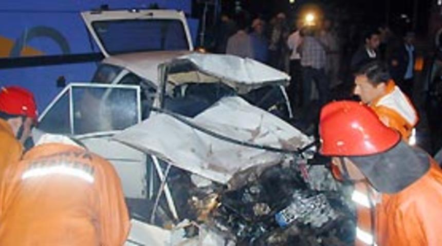 Otomobil otob&uuml;s&uuml;n altına girdi: 1 yaralı