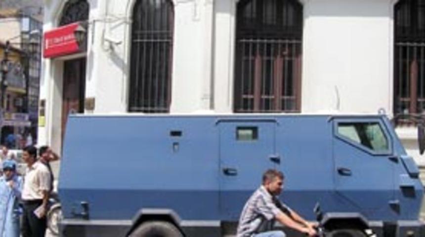 Bankadan torbayla 100 bin YTL &ccedil;alındı