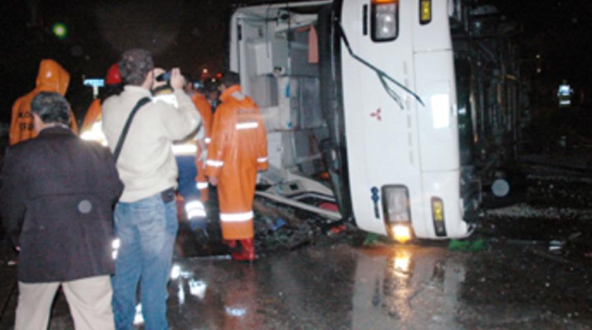 Afyon'da polis mid&uuml;b&uuml;s&uuml; kaza yaptı: 15 yaralı