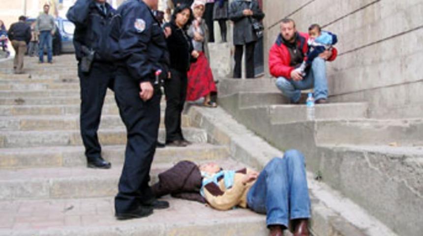 7 aylık &ccedil;ocuğuyla intihara kalkıştı