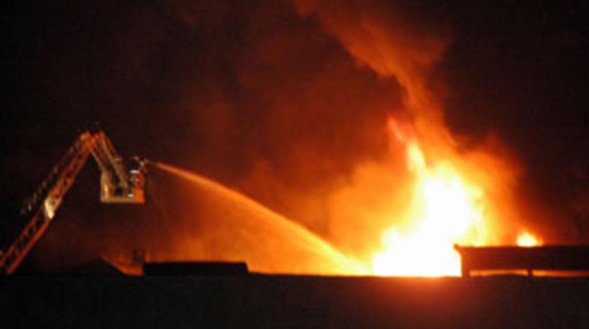 Alevler tankeri yuttu