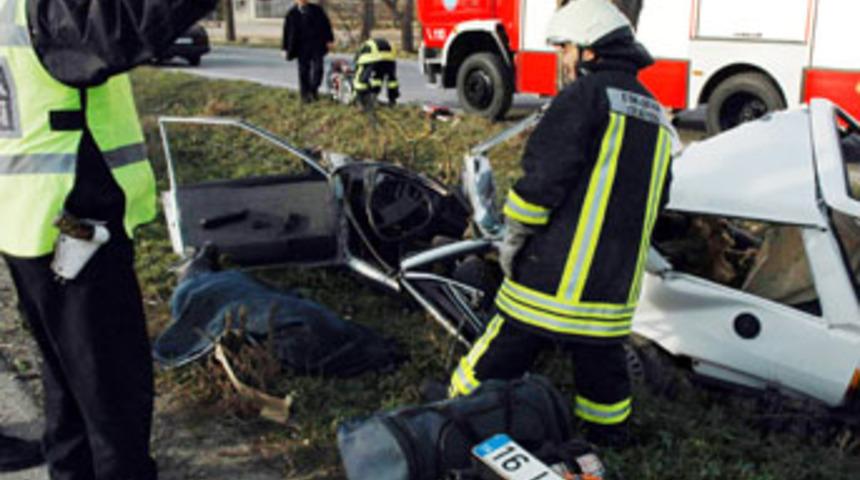 Cenazeye giderken kaza ge&ccedil;irerek &ouml;ld&uuml;ler