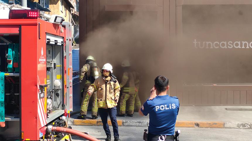 Beyoğlu'nda sanat galerisinde yangın! İçindeki birçok eser zarar gördü