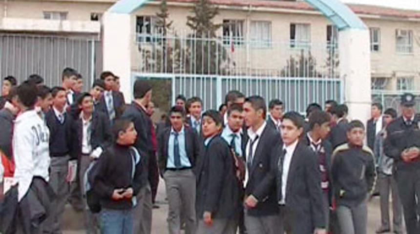 Lisede taşlı satırlı kavga