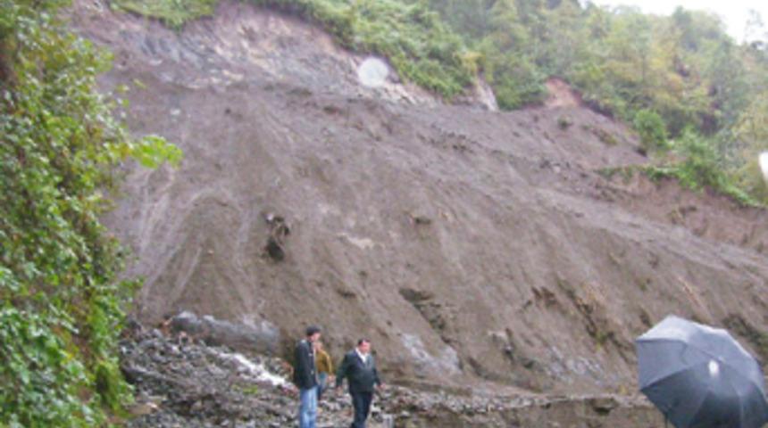 Sakarya E-25 karayolu'nda heyelan