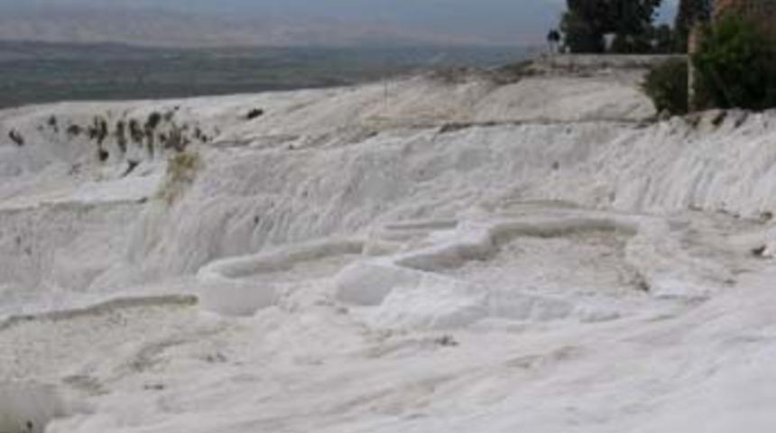 Pamukkale'ye ara&ccedil;la giriş yasaklandı