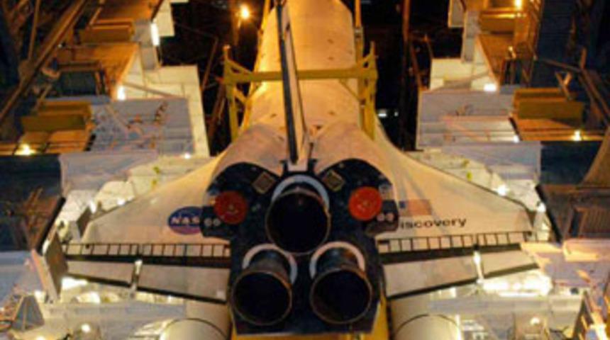 Discovery uzay mekiği indi