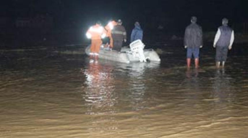 Silifke'de "sel" ihtimali halkı sokağa d&ouml;kt&uuml;