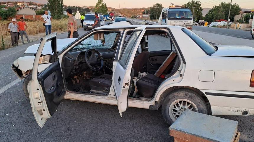 Balıkesir'de çarpışan iki otomobildeki 6 kişi yaralandı