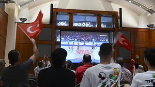 FIVB Milletler Ligi'nde şampiyon olan Filenin Sultanları kupayı aldı