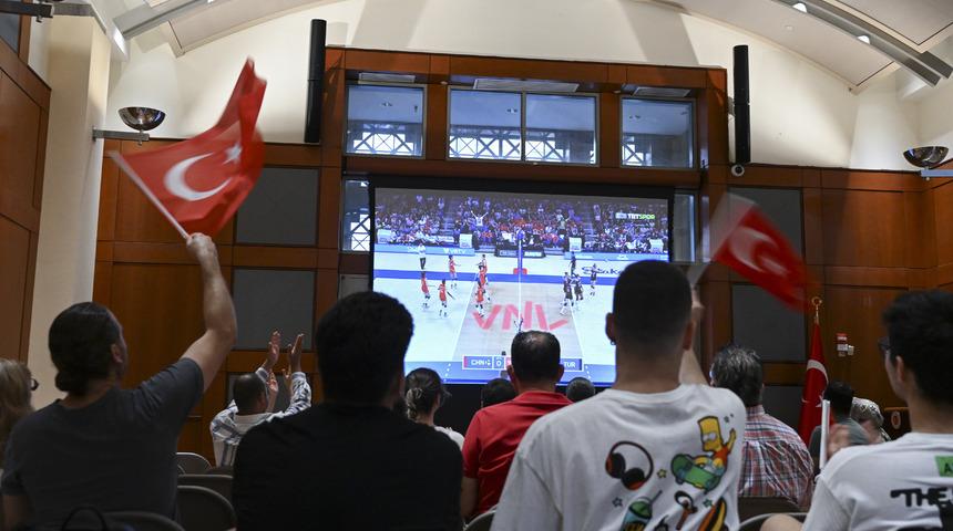 FIVB Milletler Ligi'nde şampiyon olan "Filenin Sultanları" kupayı aldı