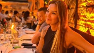 Pınar Altuğ, eşi ve arkadaşlarıyla tekne tatilinde! Emekli perişan yorumuna bakın ne yanıt verdi