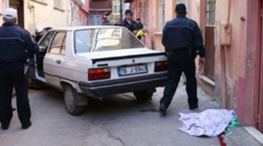 K&uuml;&ccedil;&uuml;k s&uuml;r&uuml;c&uuml; sokağı kana buladı