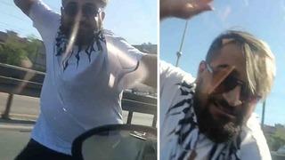 Trafikte dehşet kamerada! Yolunu kesip hamile kadının bulunduğu arabayı böyle yumrukladı