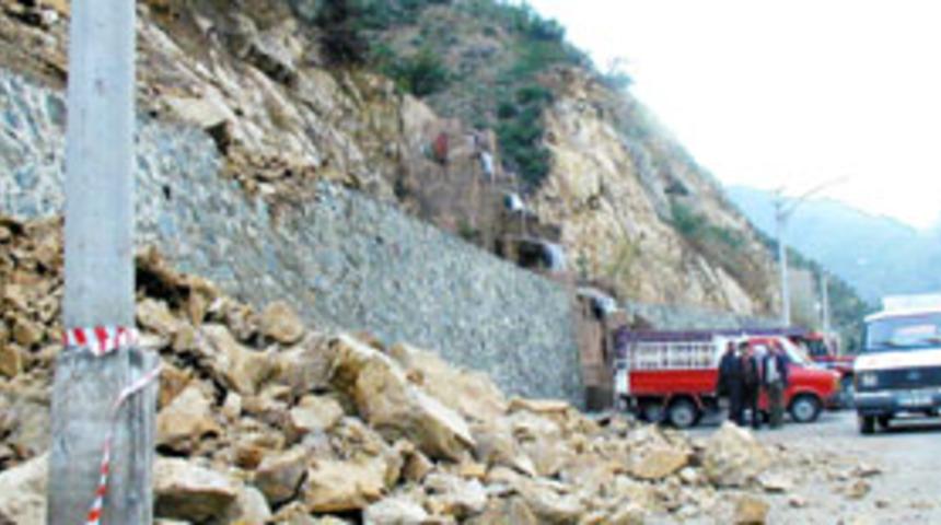 G&uuml;m&uuml;şhane'de aşırı yağış korkutuyor