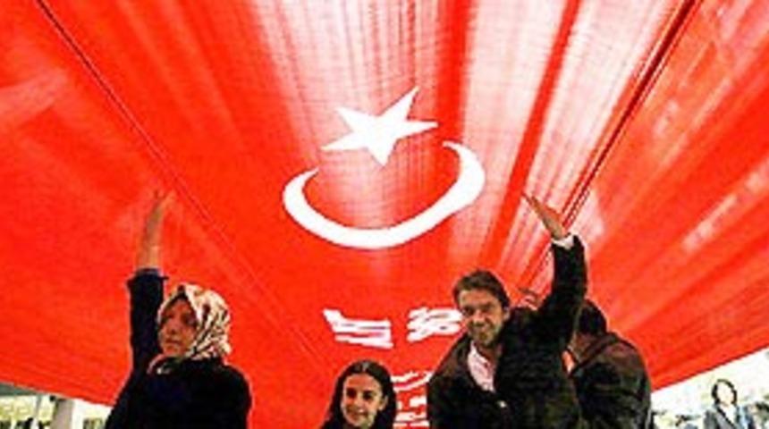 T&uuml;rkiye'nin en kuzeyine dev T&uuml;rk bayrağı