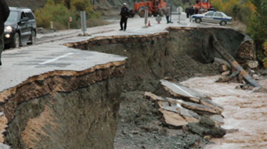 Sel Malatya'da 5 k&ouml;pr&uuml;y&uuml; yıktı