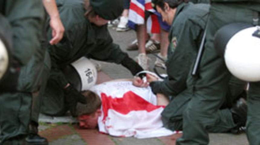 İngiliz holiganlar ile gurbet&ccedil;iler kavga etti