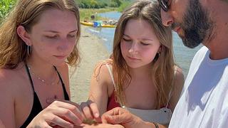Gölde temizlik yaparken eline takıldı! Hemen koruma altına alındı