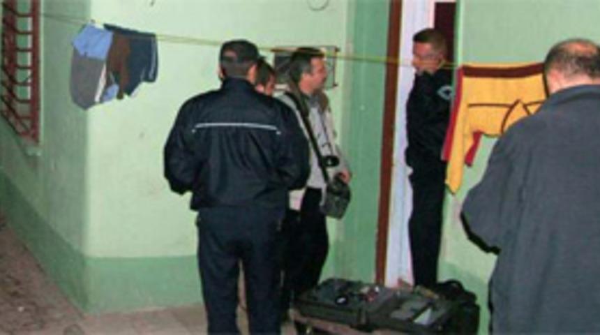 Eşini bı&ccedil;aklayan adam teslim oldu