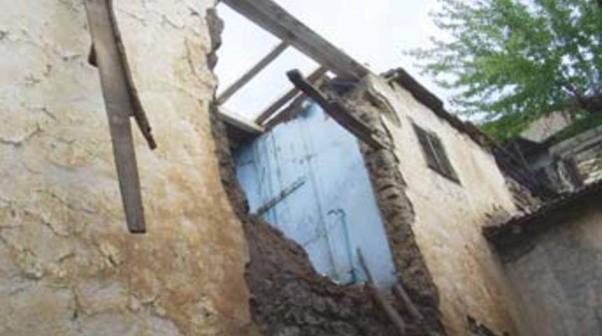 Keban'da yağışlar nedeniyle bir ev &ccedil;&ouml;kt&uuml;