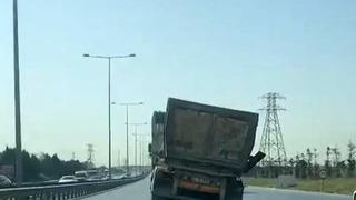 Yamuk ilerleyen hafriyat kamyonunun tehlikeli yolculuğu kameraya yansıdı