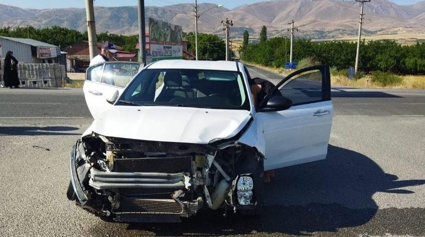 İki otomobil çarpıştı: 1 yaralı