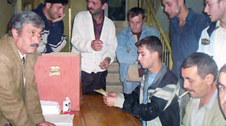 Muhtara kızan k&ouml;yl&uuml;ler delileri aza yaptı