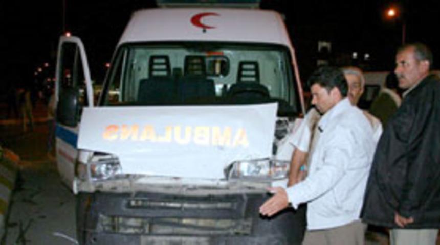 Ambulans pikapla &ccedil;arpıştı: 7 yaralı