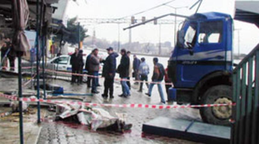 Otob&uuml;s beklerken ezilerek &ouml;ld&uuml;