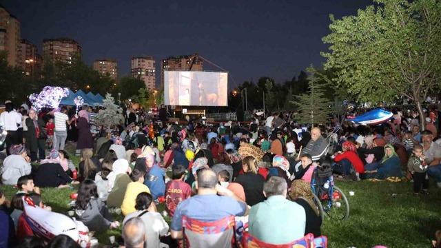 Şirintepe halkı açık hava sinemasına yoğun ilgi gösterdi
