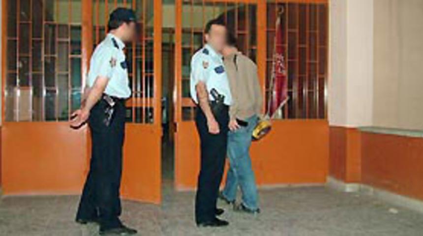 Kuyumcu işyerine gelen 2 hırsızı vurdu