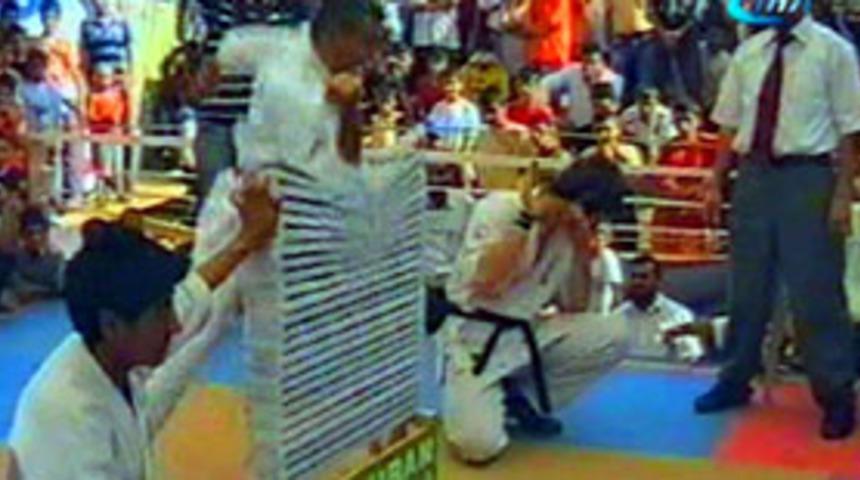 Bir vuruşta 25 mermeri kırdı