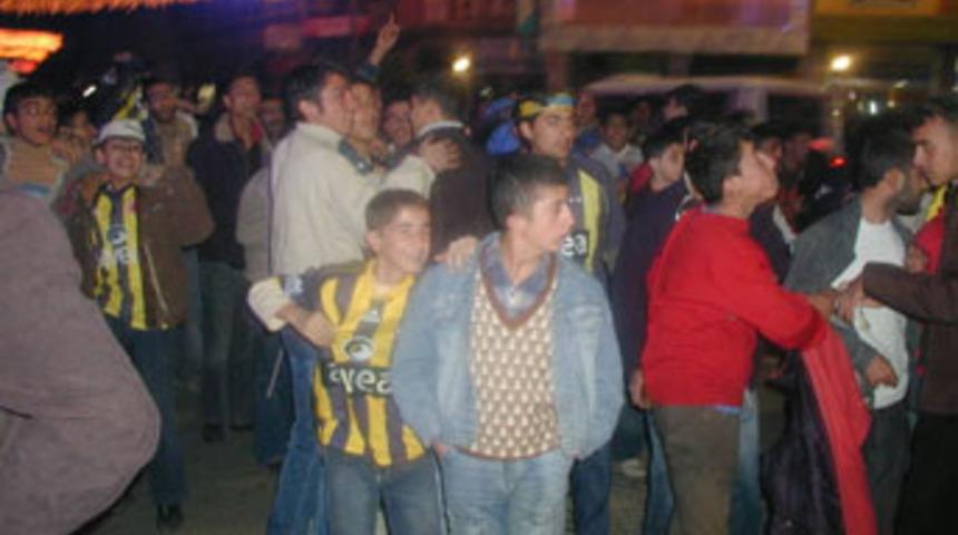 Taraftarlar birbirine girdi