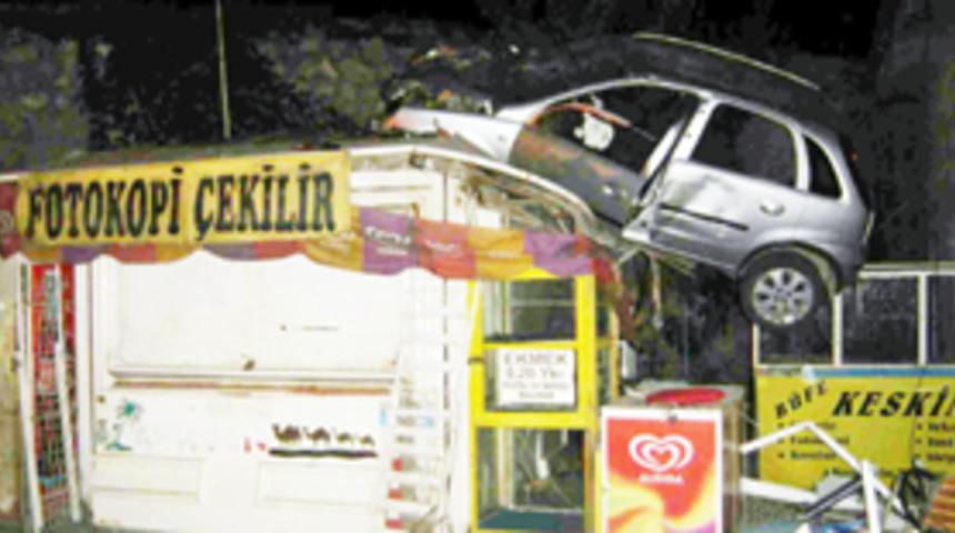 Otomobil, b&uuml;fenin &uuml;st&uuml;ne &ccedil;ıktı