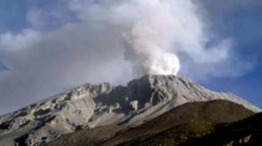 Peru'daki Ubinas volkanı faaliyete ge&ccedil;ti