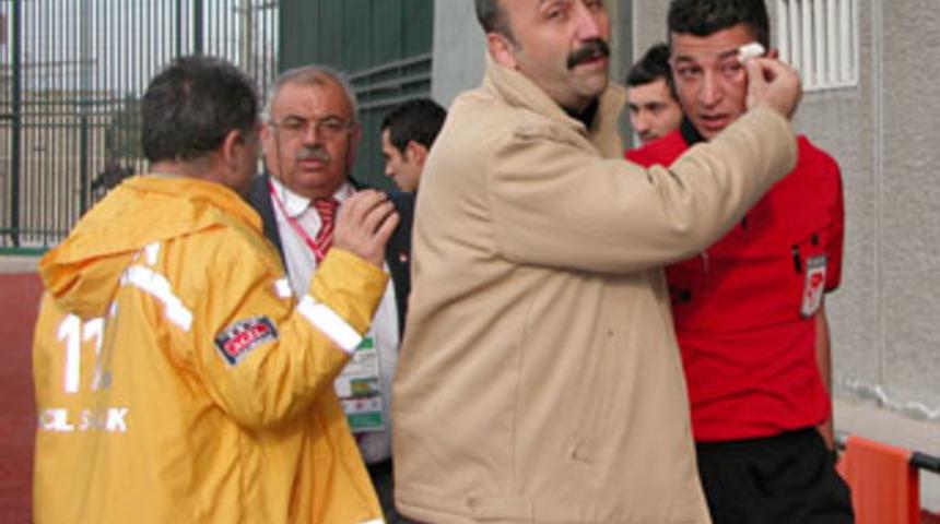 Futbolcuyla &ccedil;arpışan yan hakem yaralandı