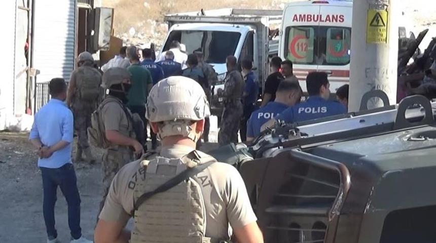 Gaziantep'te hareketli dakikalar: Önce 2 yaşındaki oğlunu rehin aldı, sonra da kendini silahla vurdu!