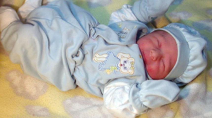 Diş çıkaran bebekte yüksek ateş ve ishal tesadüf