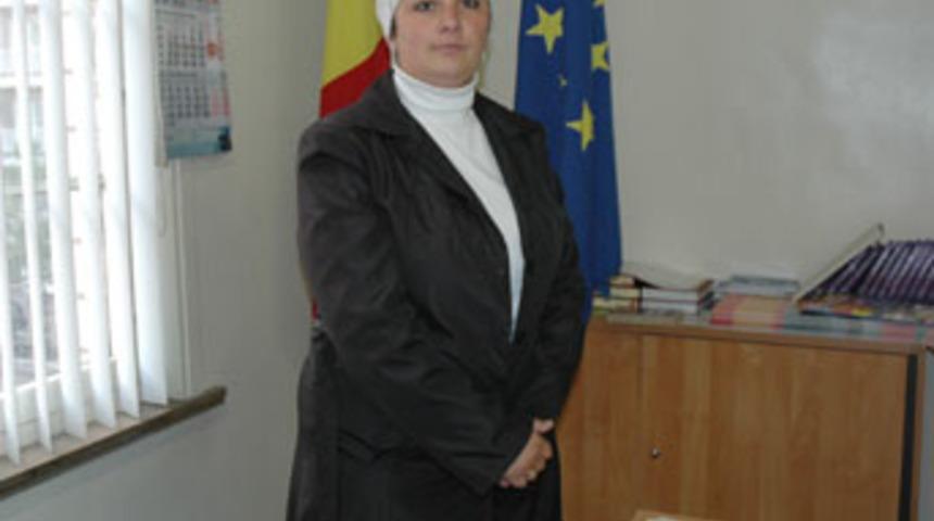 Se&ccedil;ilince baş&ouml;rt&uuml;s&uuml;n&uuml; &ccedil;ıkardı