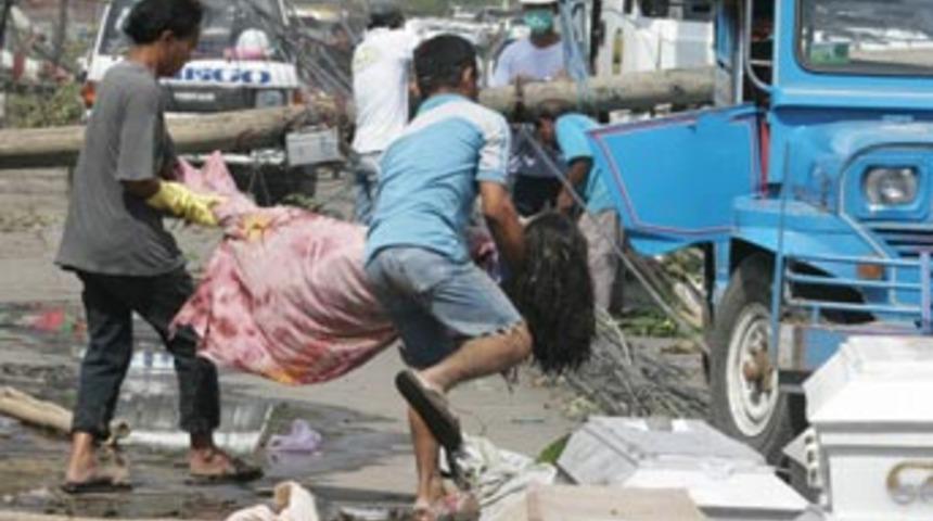 Durian tayfununda &ouml;l&uuml; sayısı 1000'i aşabilir