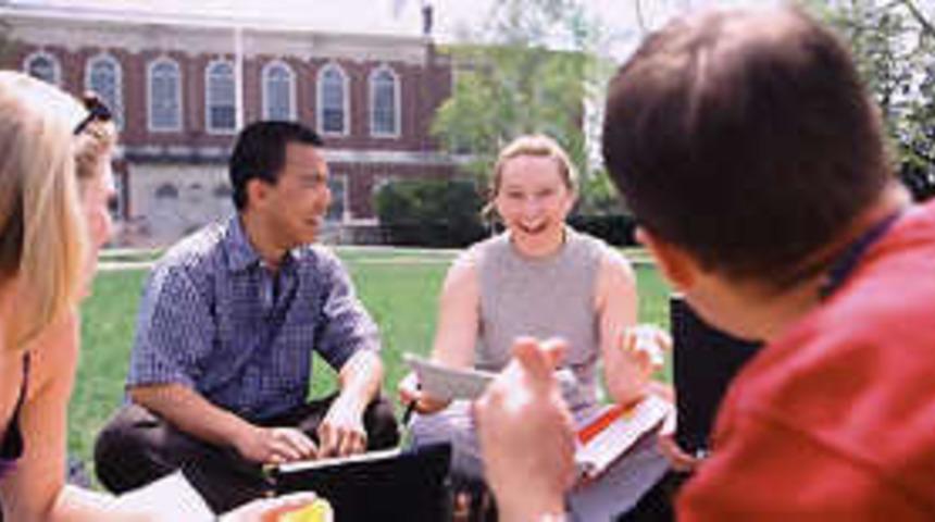 &Uuml;niversiteli ''siyasete uzak, aşka yakın''