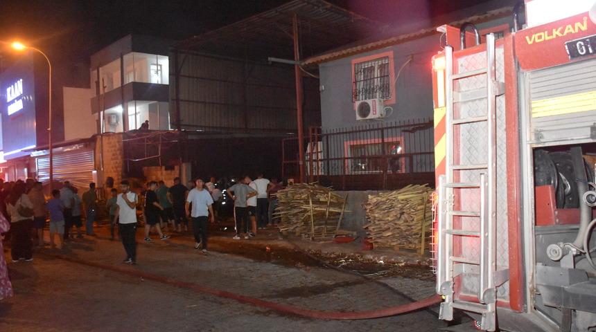 Adana'da palet imalathanesinde çıkan yangın hasara neden oldu
